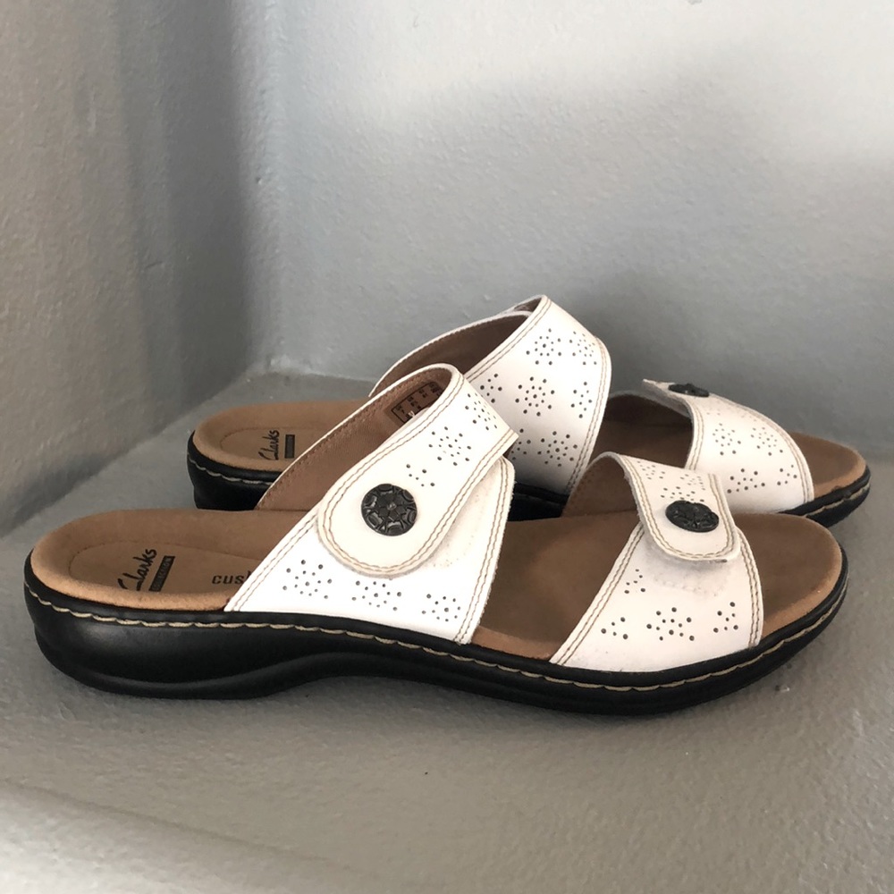 New without box size 9 1/2 Clark’s collection soft cushion sandals